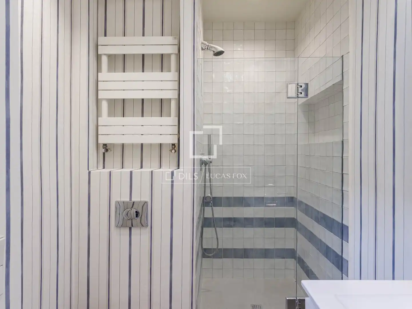 Bathroom of Attic for rent in Madrid  with Air Conditioner, Heating and Private garden