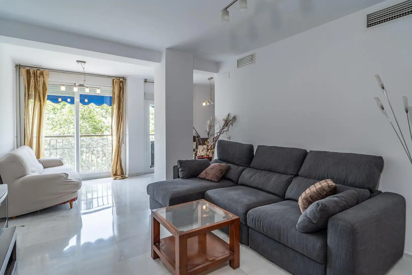 Living room of Flat for rent in Sevilla  with Air Conditioner, Heating and Furnished