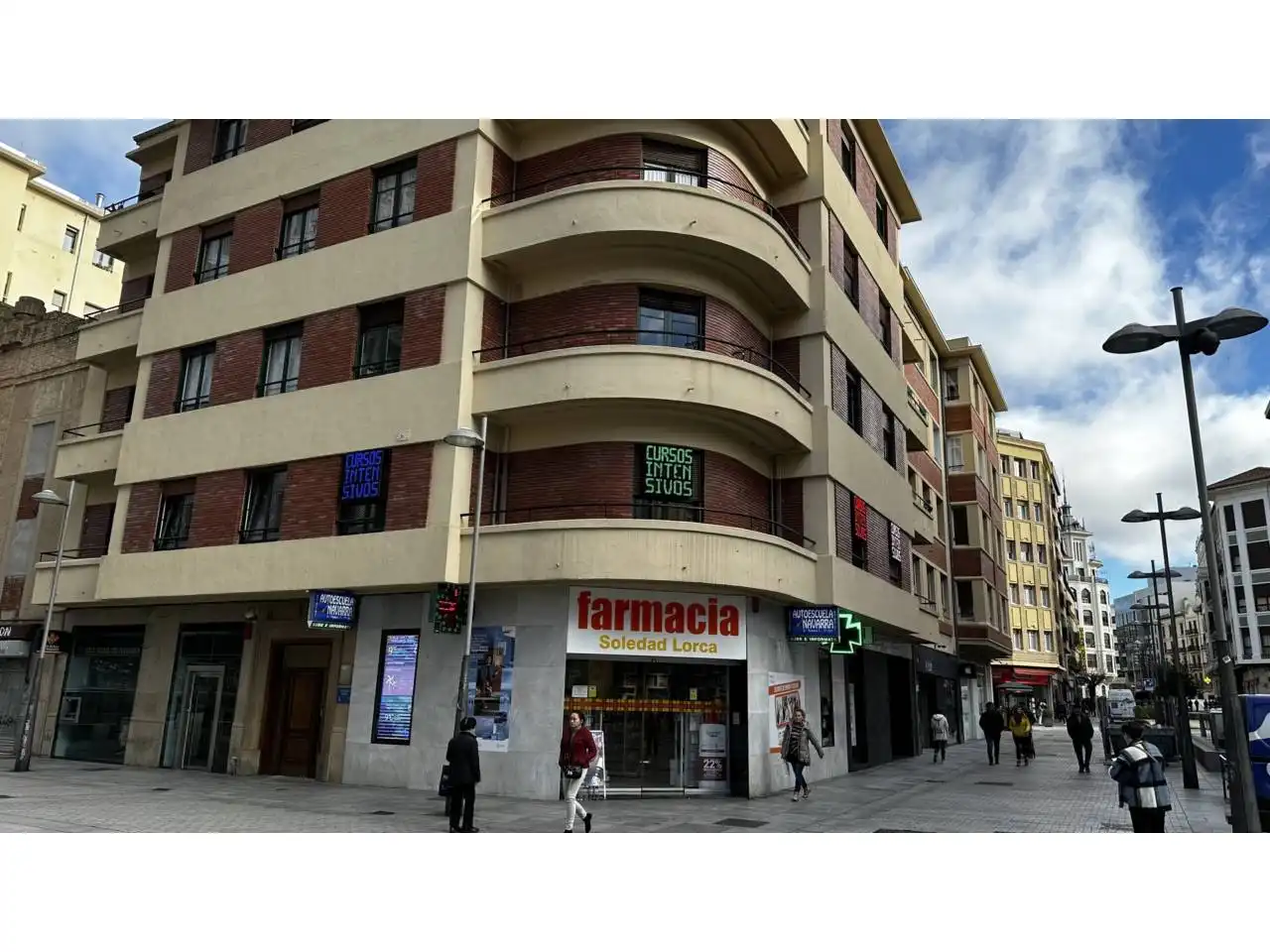 Außenansicht von Gebäude zur Miete in  Pamplona / Iruña