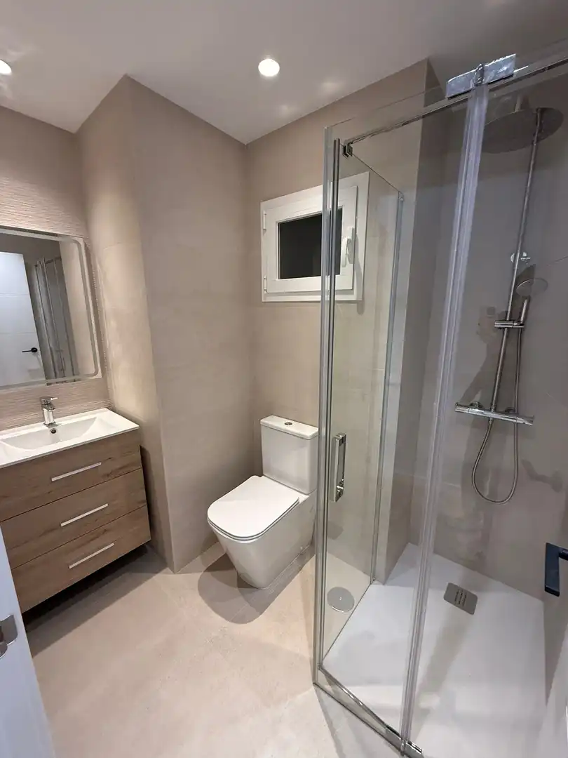 Baño de Apartamento de alquiler en Marbella con Aire acondicionado, Calefacción y Terraza