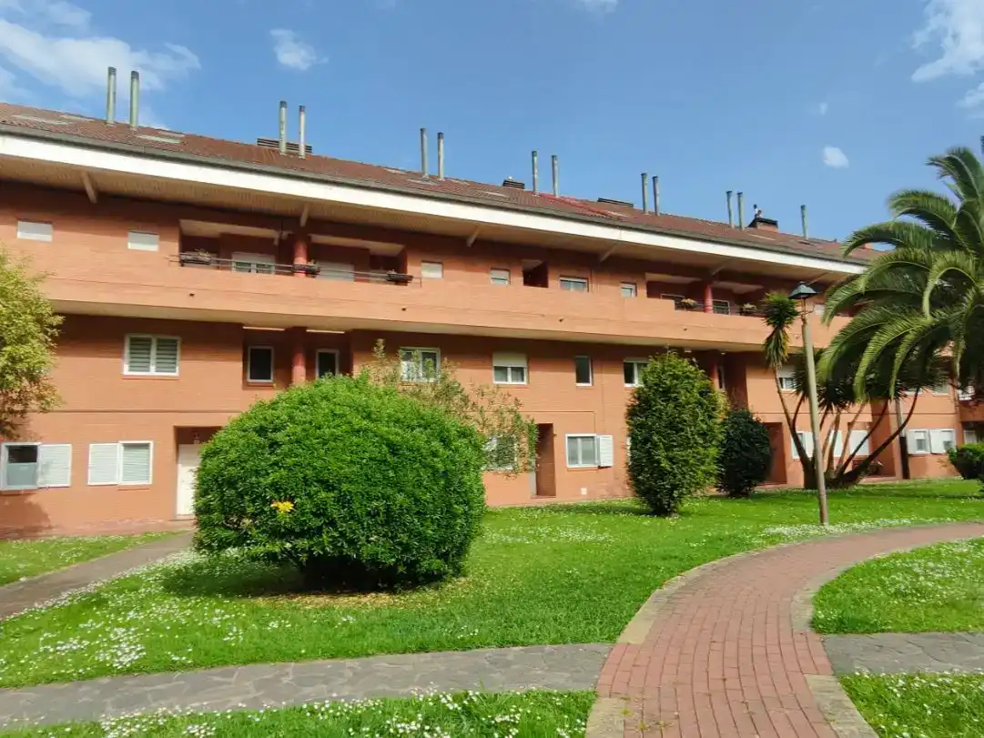 Vista exterior de Dúplex en venda en Morcín amb Jardí privat, Parquet i Traster