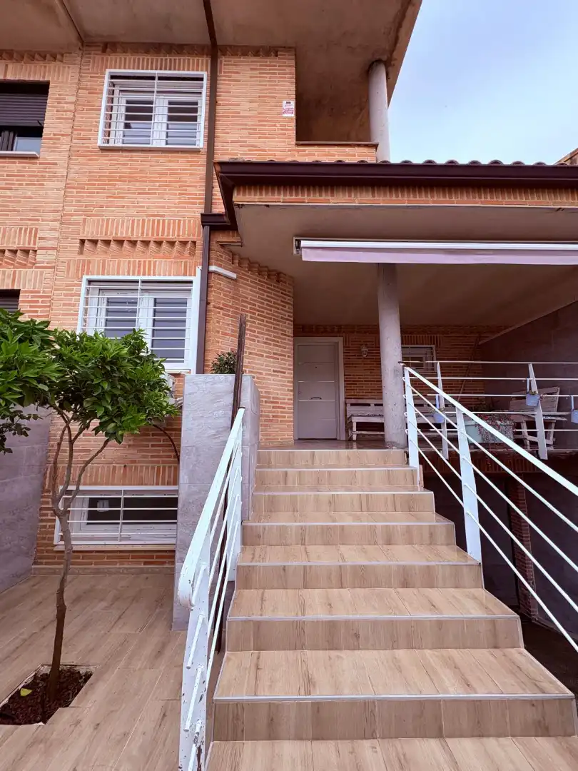 Exterior view of Detached homes for sale in Yuncos  with Air Conditioner, Terrace and Washing machine