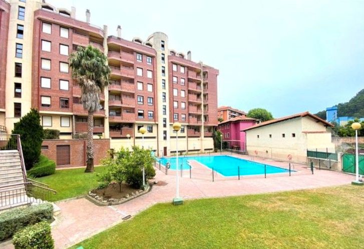 Piscina de Ático en venta en Castro-Urdiales con Terraza, Trastero y Balcón