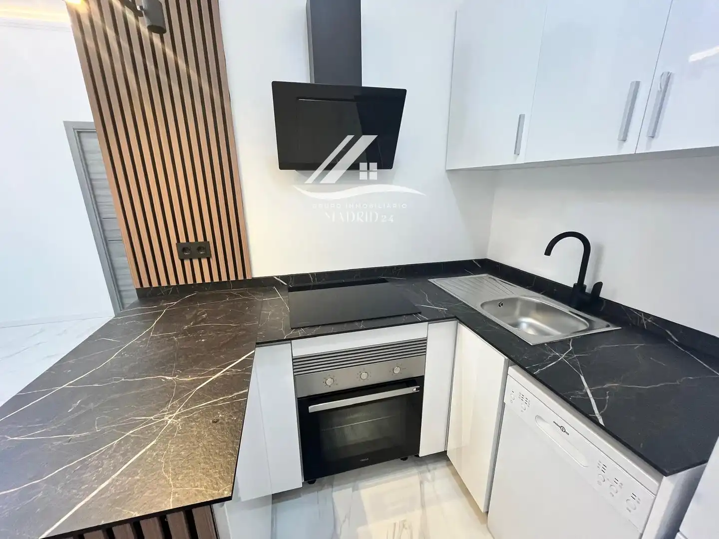 Flat for sale in Calle de Valencia, Embajadores - Lavapiés