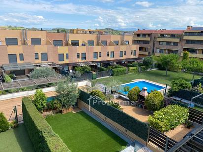 Vista exterior de Casa adosada en venda en Vilanova del Vallès amb Aire condicionat, Calefacció i Piscina comunitària