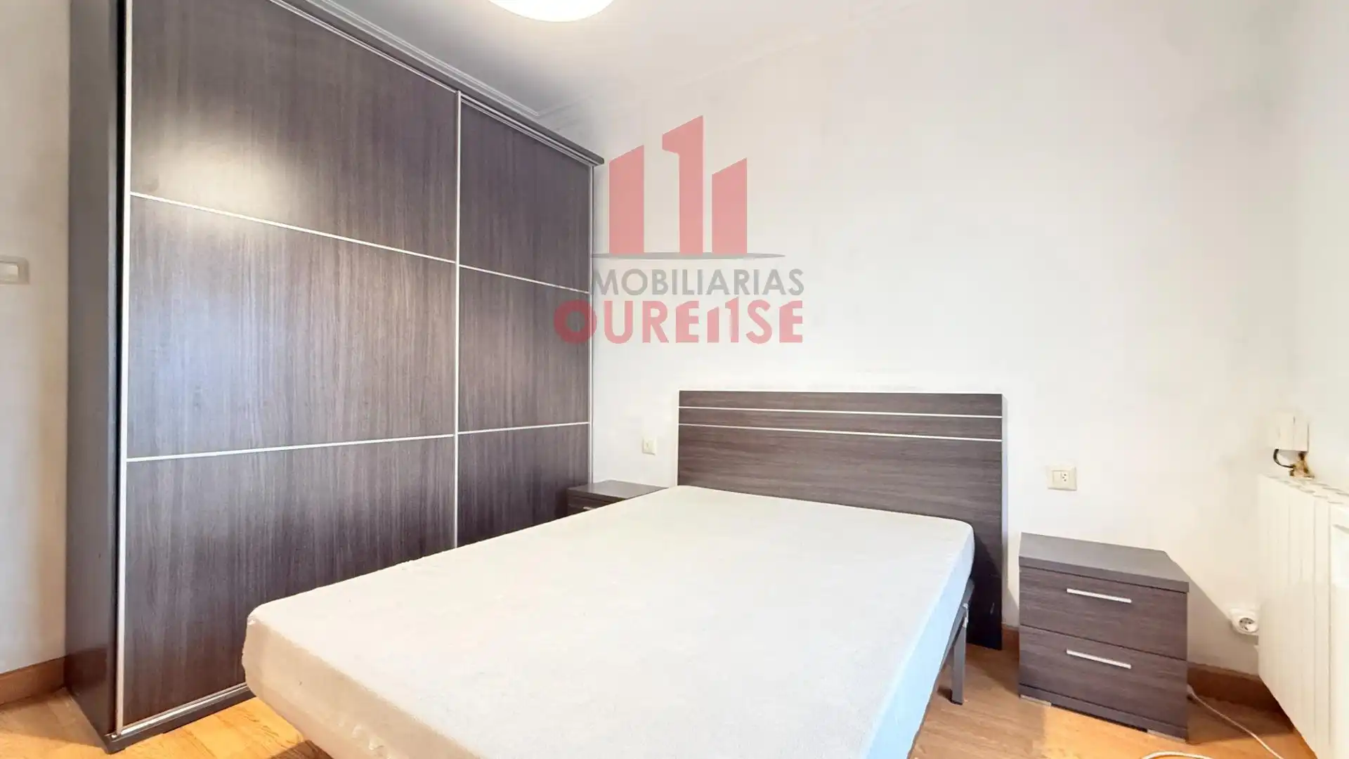 Dormitori de Pis de lloguer en Ourense Capital  amb Calefacció i Moblat