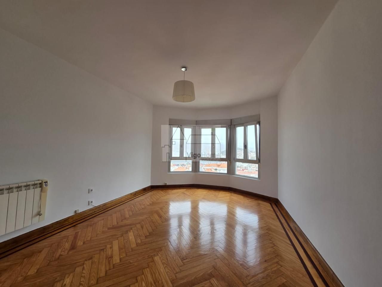 Dormitori de Pis de lloguer en Vigo  amb Calefacció, Parquet i Terrassa