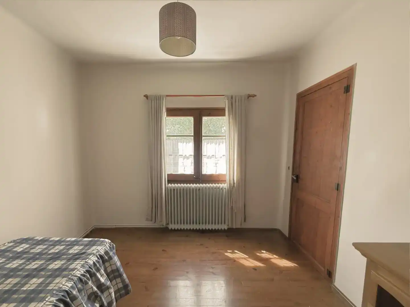 Schlafzimmer von Country house zur Miete in Alp mit Privatgarten, Parkett und Möbliert