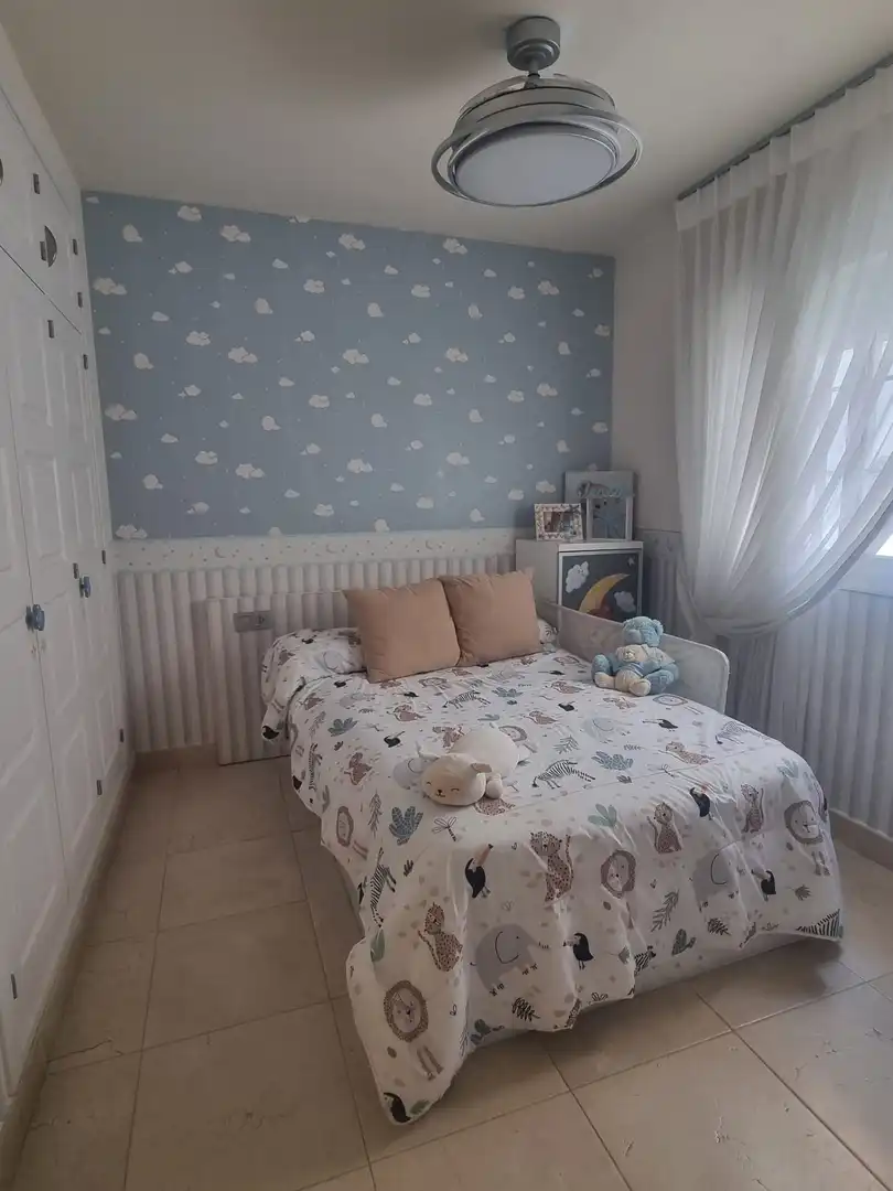 Schlafzimmer von Einfamilien-Reihenhaus zum Verkauf in Estepona mit Klimaanlage, Privatgarten und Terrasse