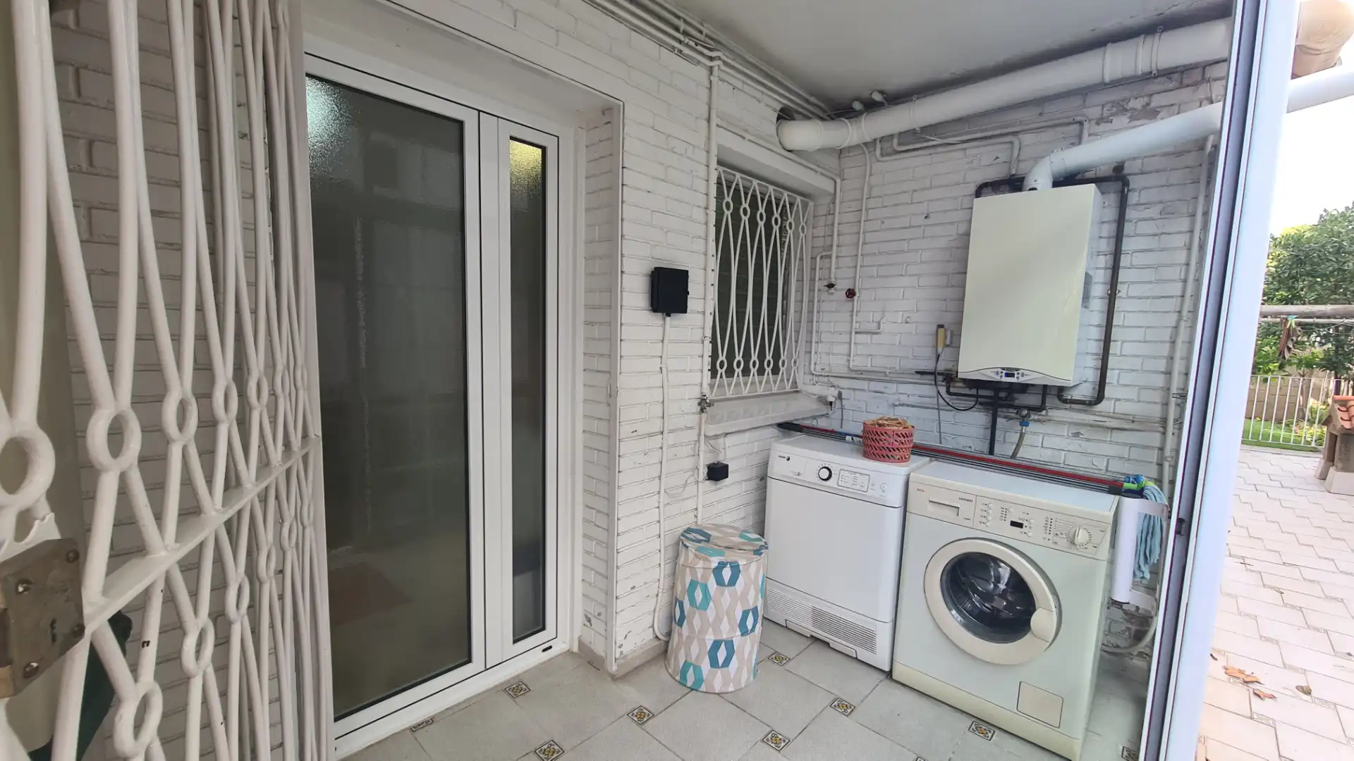 Küche von Wohnung zum Verkauf in Barcelona mit Heizung, Privatgarten und Parkett