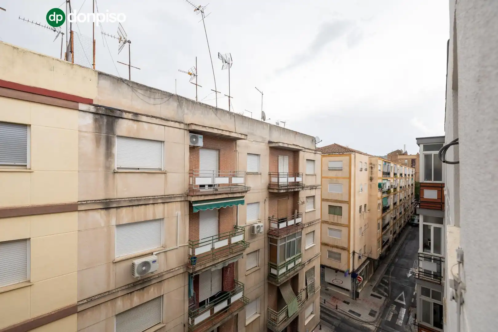 Vista exterior de Piso en venta en Granada con Aire acondicionado, Calefacción y Terraza
