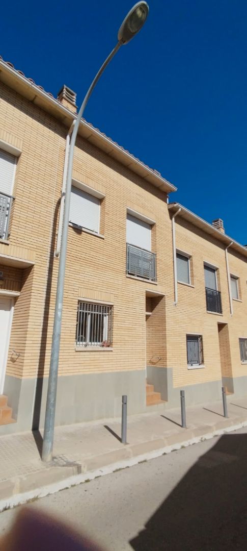 Vista exterior de Casa adosada en venda en Parets del Vallès amb Aire condicionat, Calefacció i Jardí privat