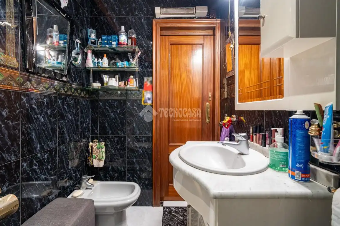 Bathroom of Flat for sale in Granada  with Air Conditioner, Heating and Terrace