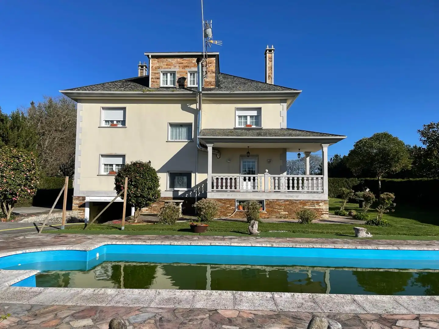 Vista exterior de Casa o xalet en venda en Castro de Rei amb Calefacció, Jardí privat i Parquet