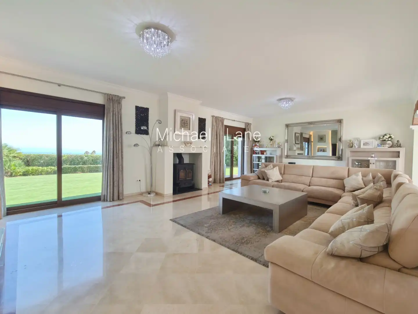 Living room of Houses for sale in Sotogrande  with Air Conditioner, Heating and Private garden