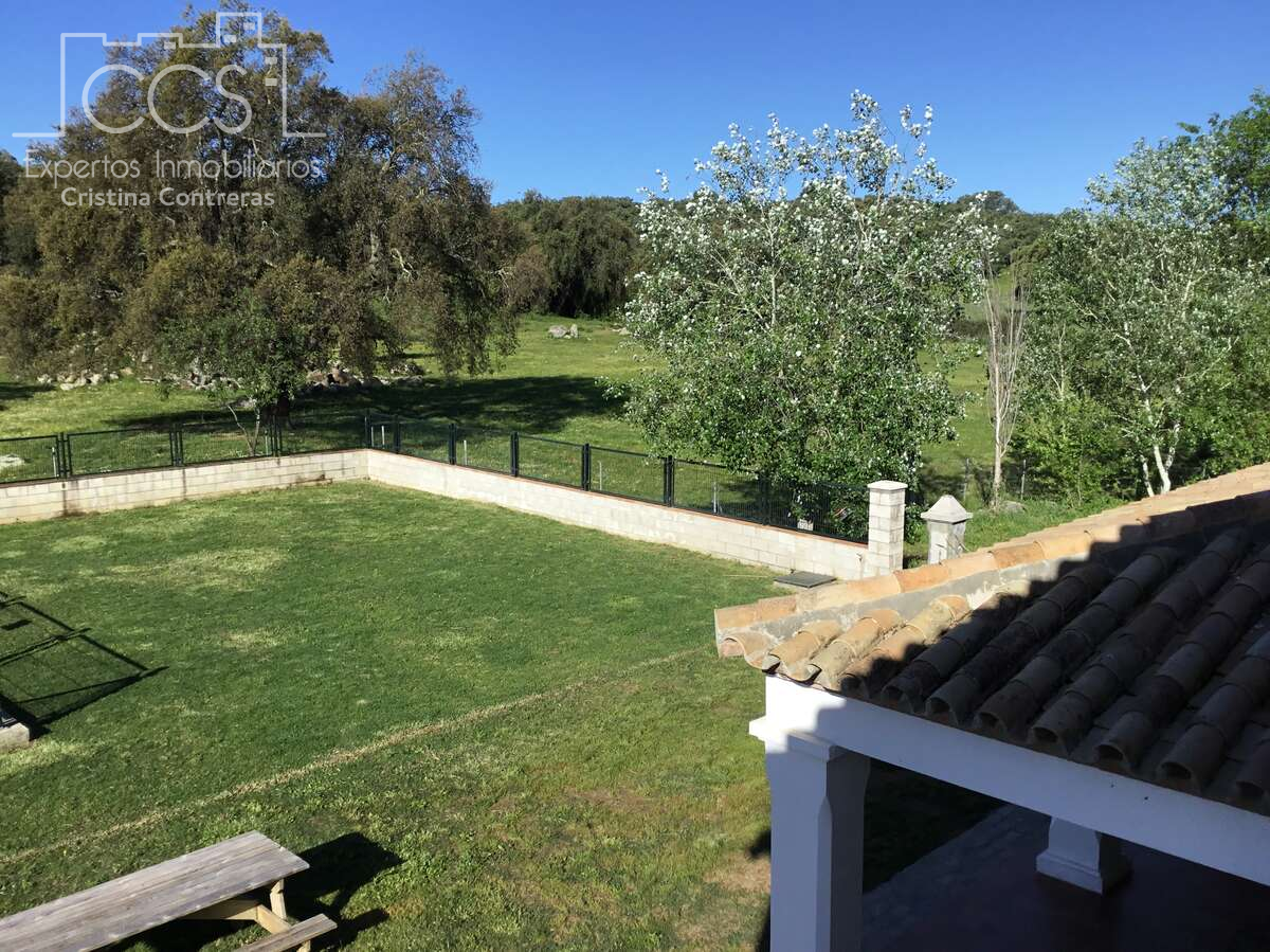 Jardí de Finca rústica en venda en El Pedroso amb Traster, Piscina i Moblat