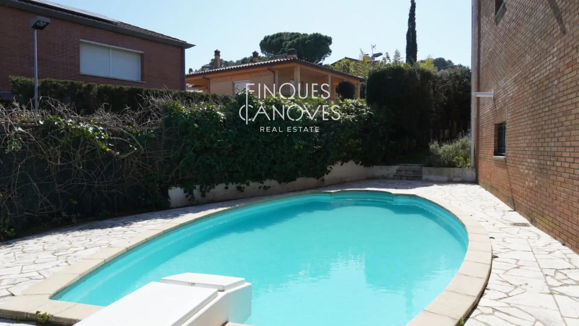 Schwimmbecken von Einfamilien-Reihenhaus zum Verkauf in Girona Capital mit Klimaanlage, Heizung und Privatgarten