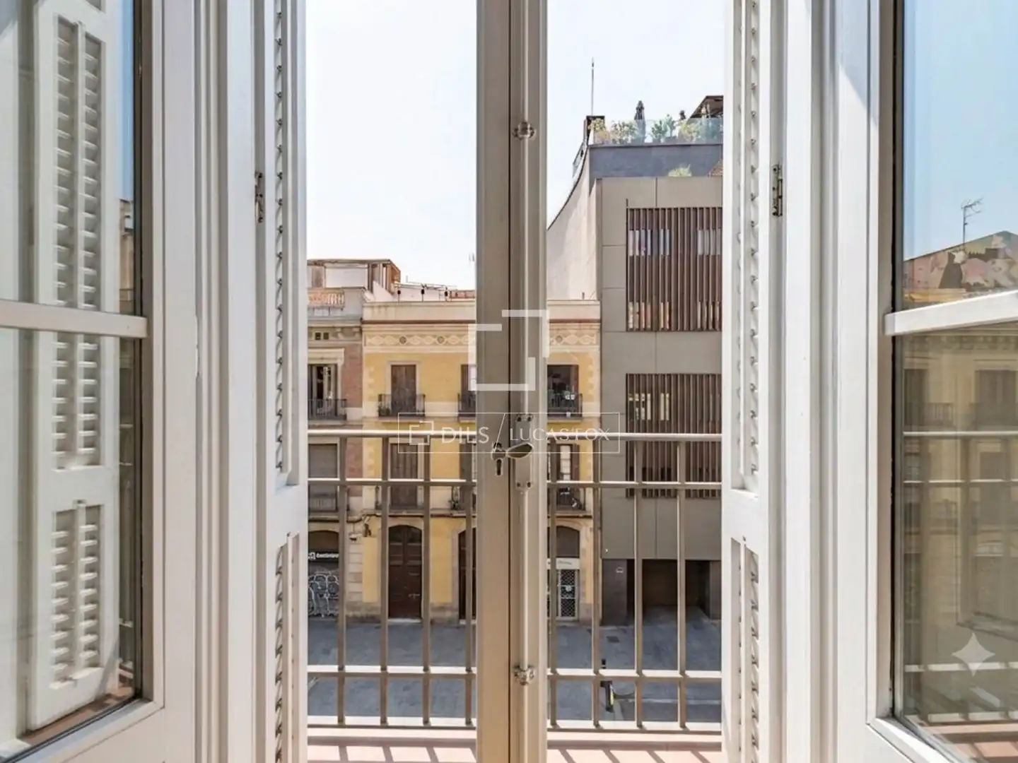 Außenansicht von Wohnung zum Verkauf in Barcelona mit Klimaanlage, Parkett und Terrasse