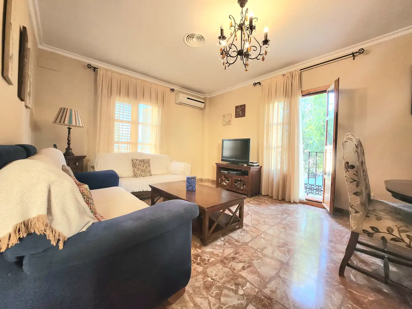 Sala de estar de Casa o chalet en venta en Alcalá de Guadaira con Aire acondicionado, Calefacción y Jardín privado