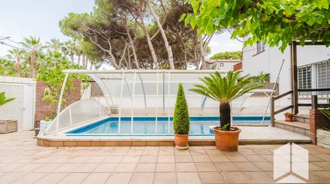 Fantástica vivienda con piscina privada, parking y anexo alquilado, ubicada en una zona privilegiada, muy cerca de la playa.