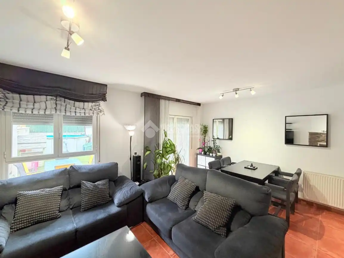 Sala de estar de Casa adosada en venta en Hontanares de Eresma con Calefacción