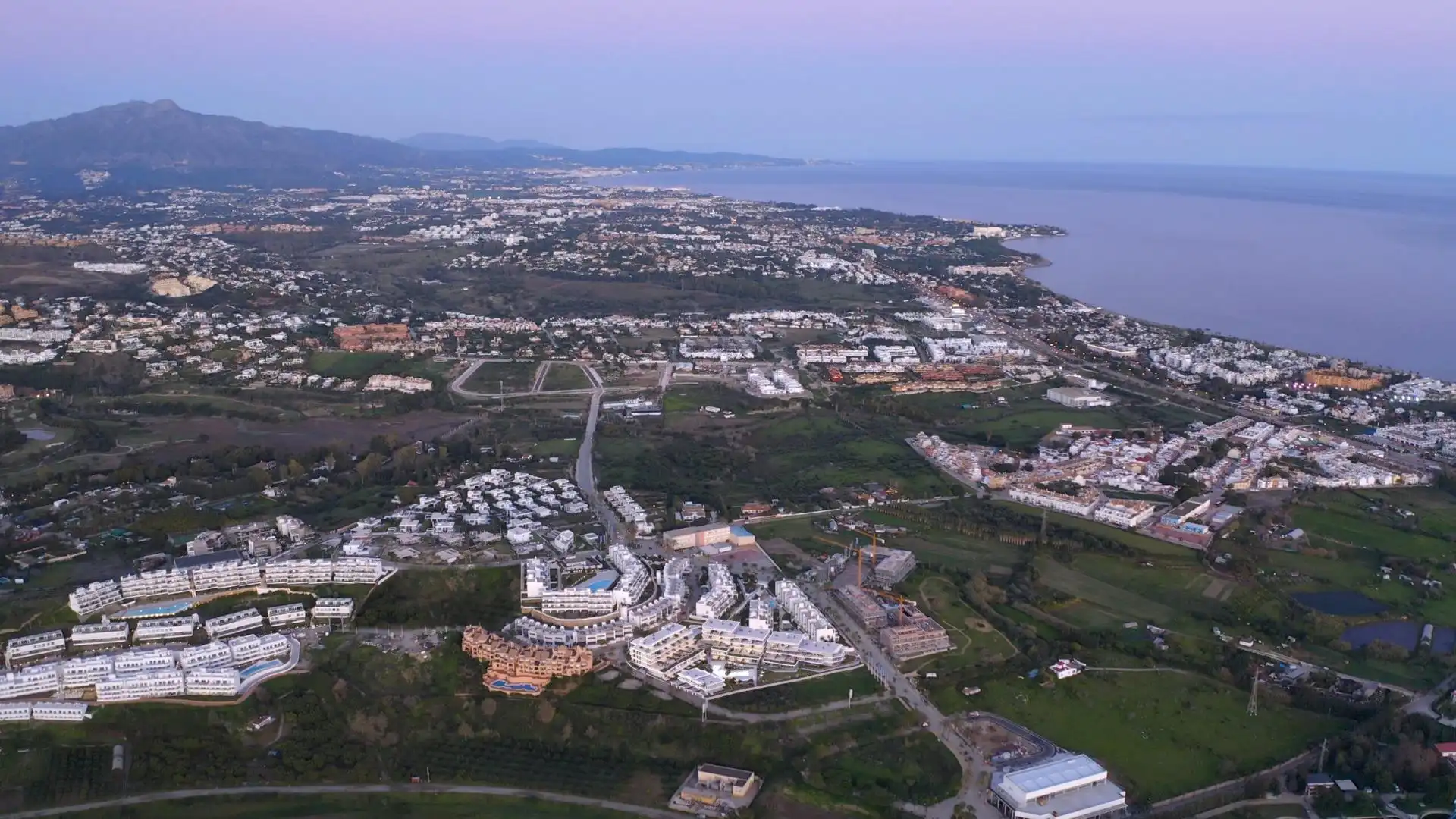 Vista exterior de Planta baixa en venda en Estepona amb Aire condicionat, Calefacció i Jardí privat