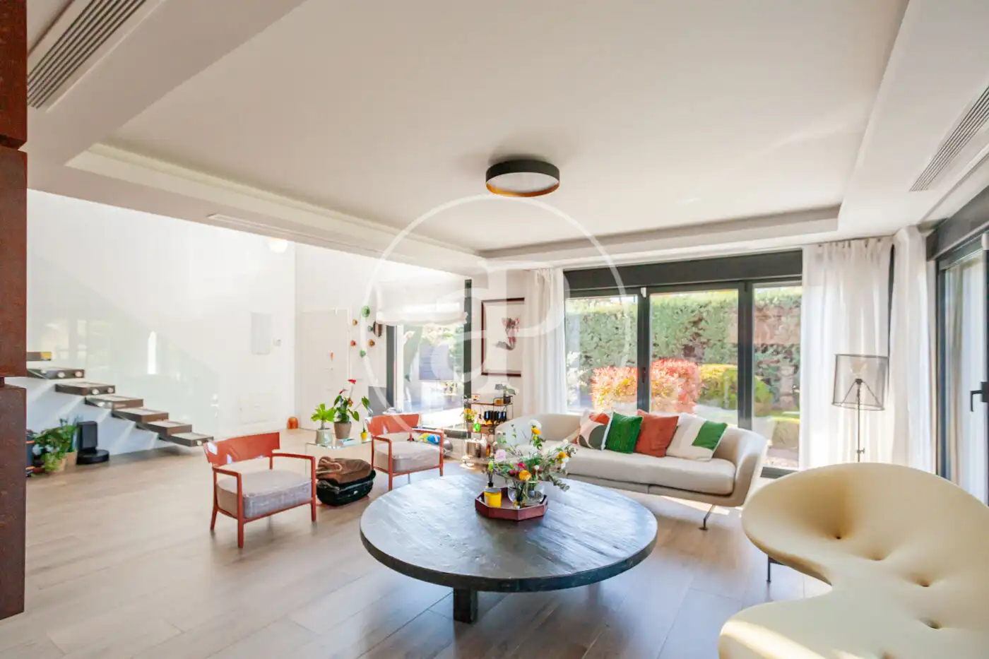 Sala d'estar de Casa o xalet en venda en Las Rozas de Madrid amb Aire condicionat, Calefacció i Jardí privat