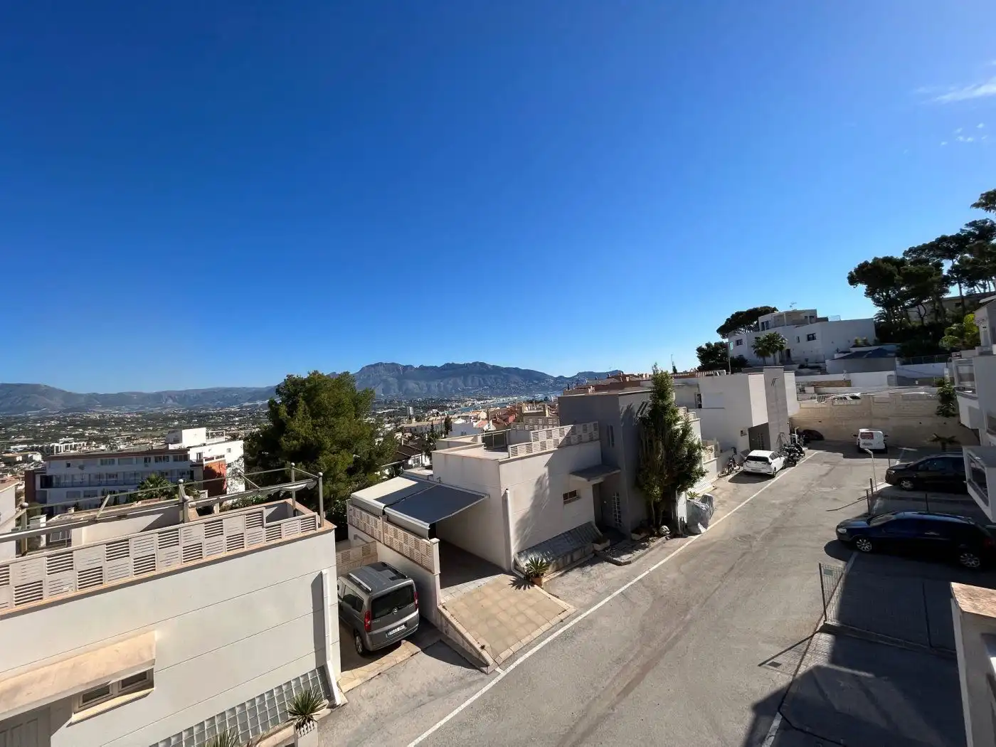 Vista exterior de Casa o xalet en venda en L'Alfàs del Pi amb Aire condicionat, Jardí privat i Terrassa