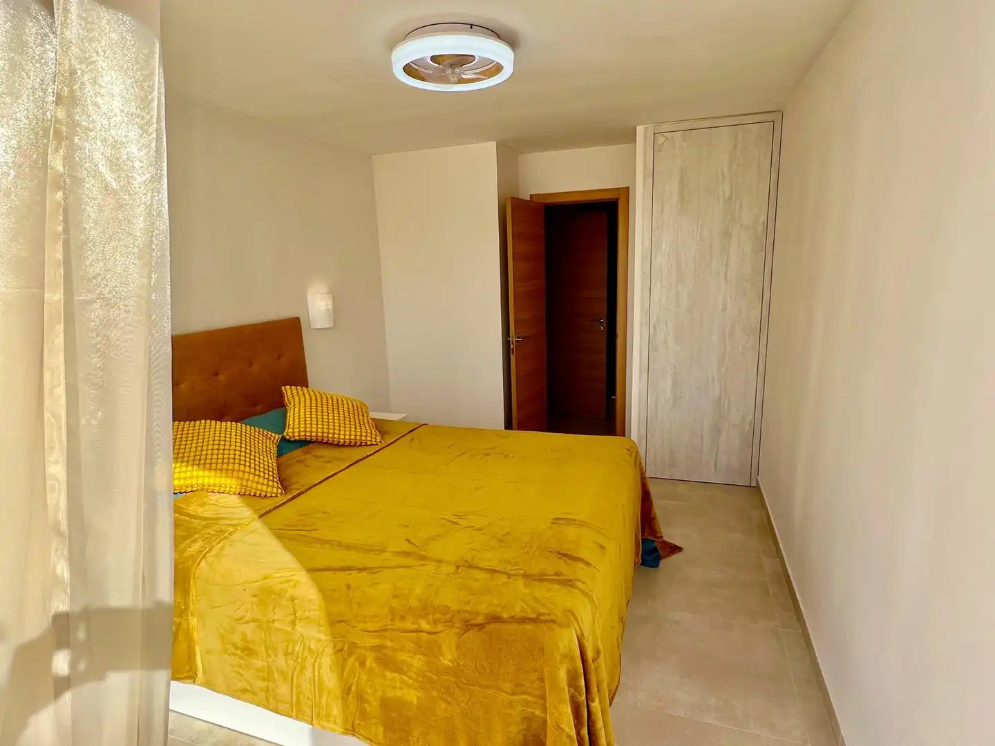 Schlafzimmer von Einfamilien-Reihenhaus zum Verkauf in Arona mit Klimaanlage, Privatgarten und Terrasse