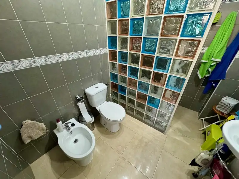 Badezimmer von Erdgeschoss zum Verkauf in Cullera mit Klimaanlage, Heizung und Privatgarten