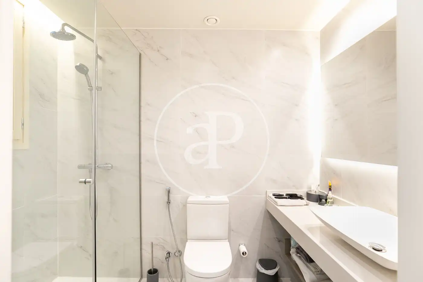 Badezimmer von Wohnung zum Verkauf in Barcelona mit Klimaanlage, Heizung und Möbliert