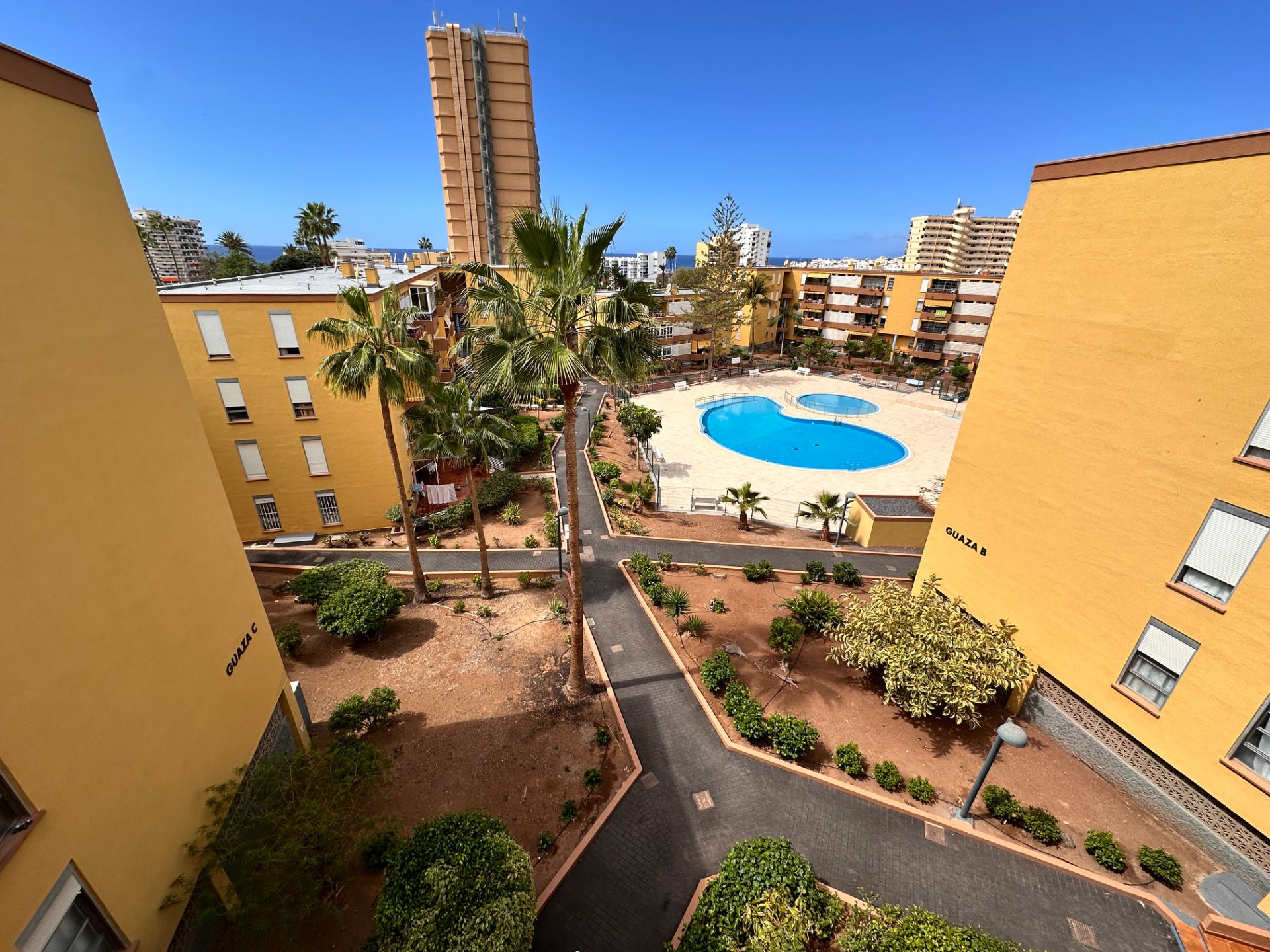 Vista exterior de Apartament en venda en Arona amb Moblat, Balcó i Piscina comunitària