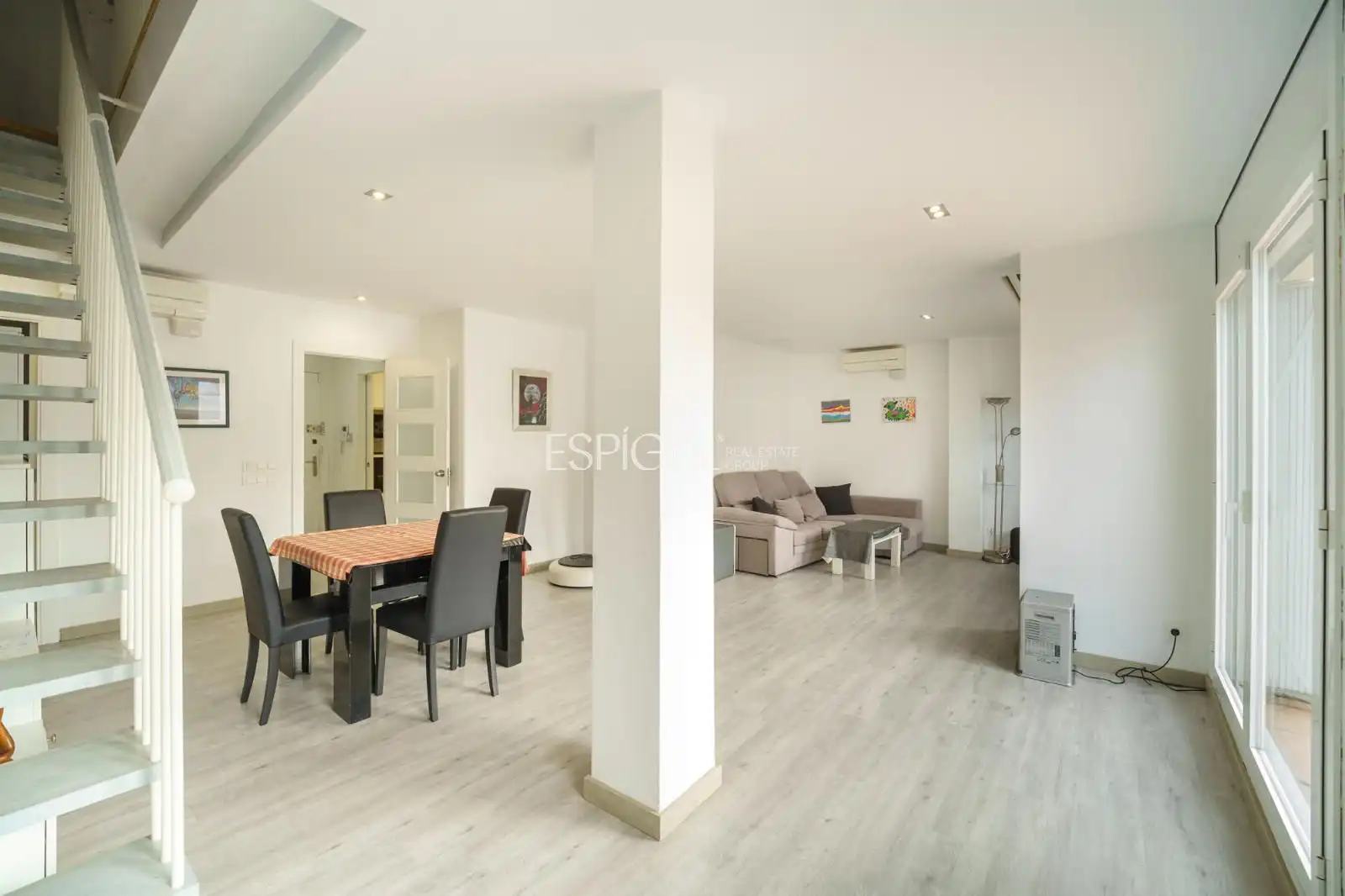 Wohnzimmer von Dachboden zum Verkauf in Barcelona mit Klimaanlage, Heizung und Terrasse