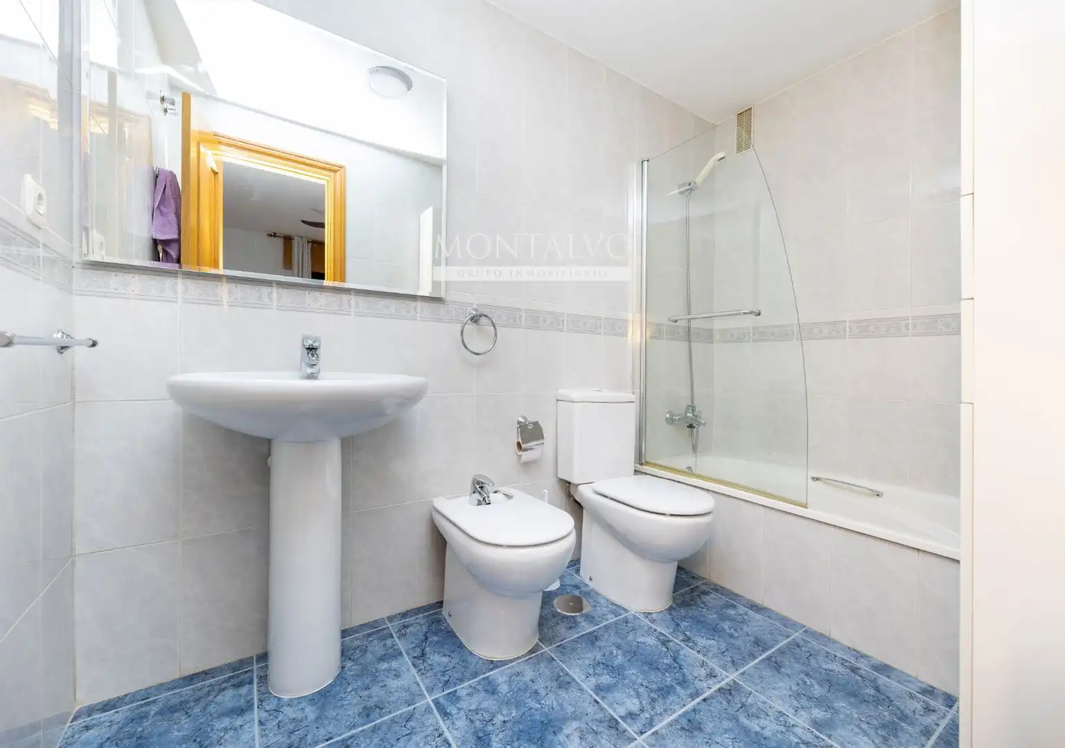 Bathroom of Flat for rent in Granada  with Heating, Terrace and Furnished