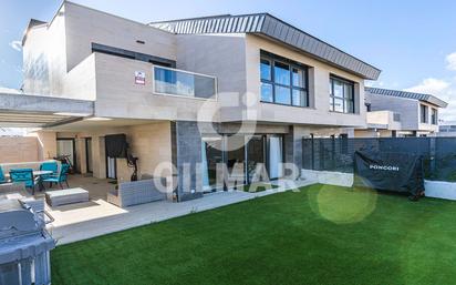 Exterior view of Single-family semi-detached for sale in Boadilla del Monte  with Air Conditioner and Terrace