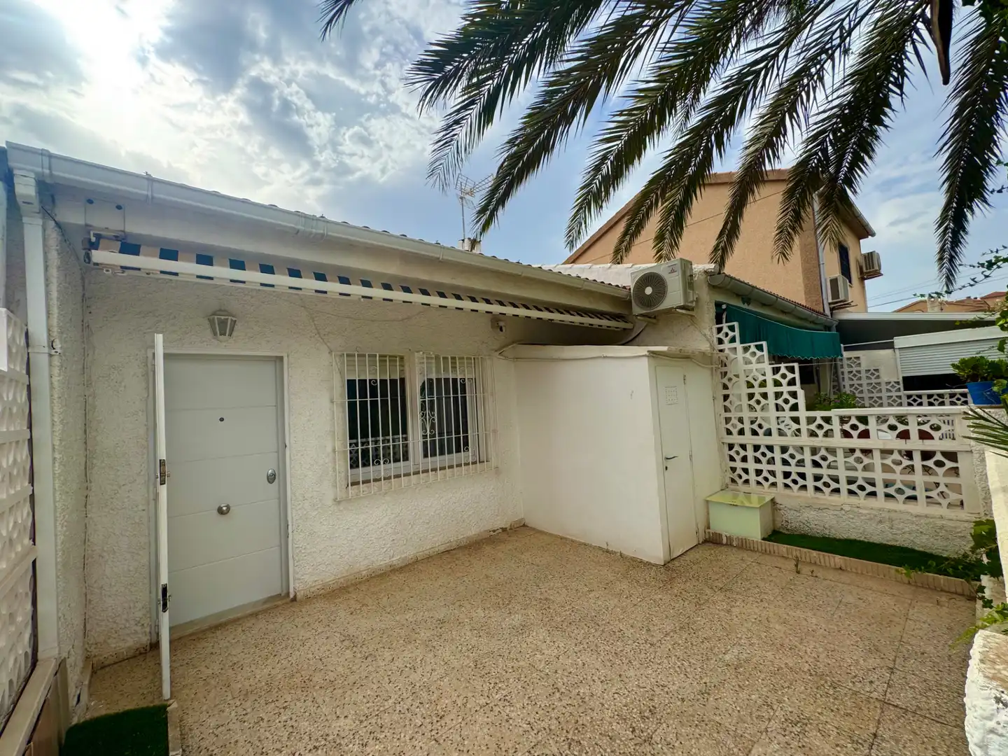 Vista exterior de Casa o xalet en venda en Guardamar del Segura amb Aire condicionat, Calefacció i Terrassa