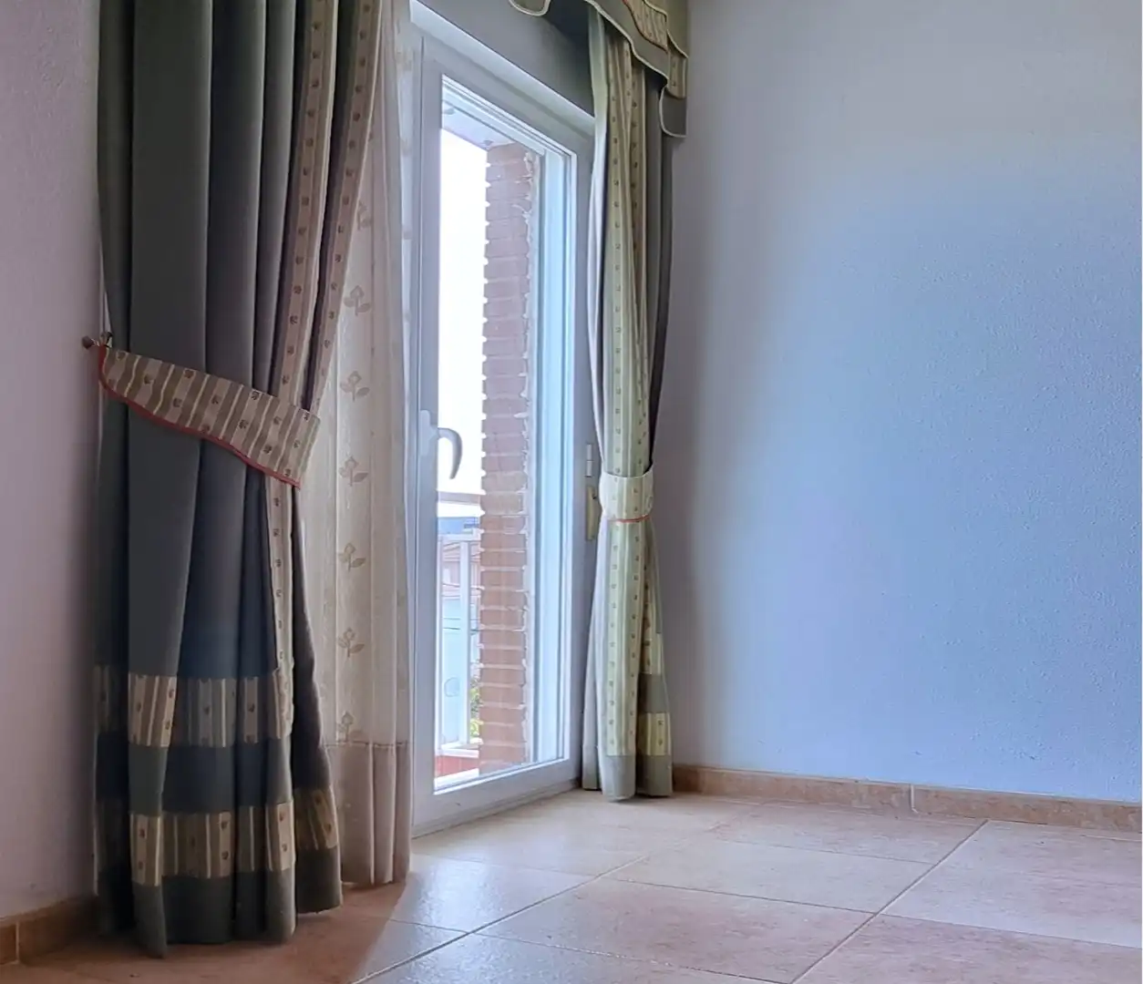 Dormitori de Casa adosada en venda en Guadalix de la Sierra amb Aire condicionat, Calefacció i Jardí privat