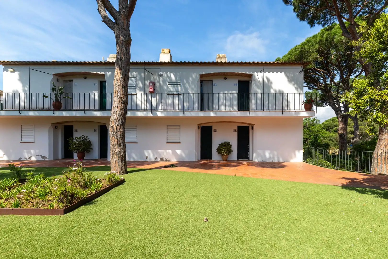 Außenansicht von Wohnung zum Verkauf in Palafrugell mit Klimaanlage, Privatgarten und Terrasse