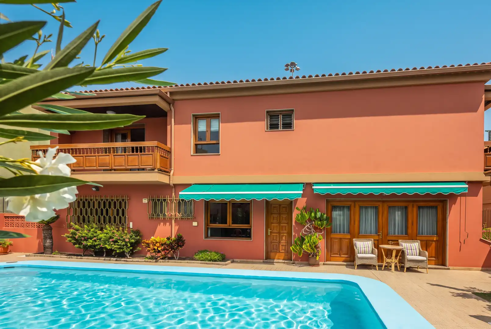 Vista exterior de Casa o xalet en venda en Las Palmas de Gran Canaria amb Aire condicionat, Jardí privat i Terrassa