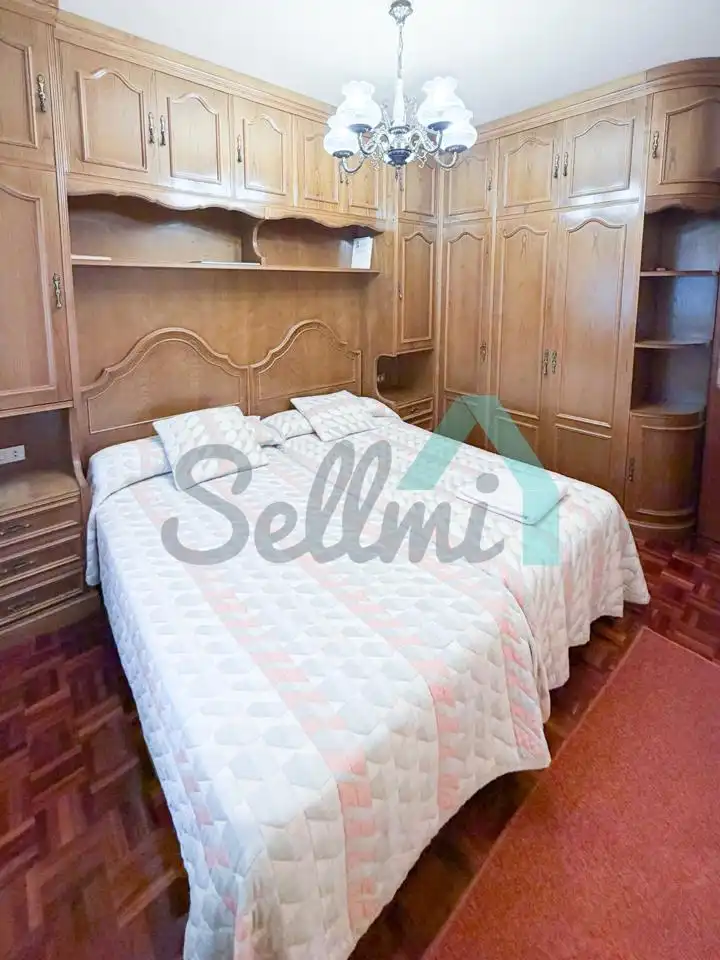 Bedroom of Flat for rent in Oviedo   with Heating, Parquet flooring and Furnished