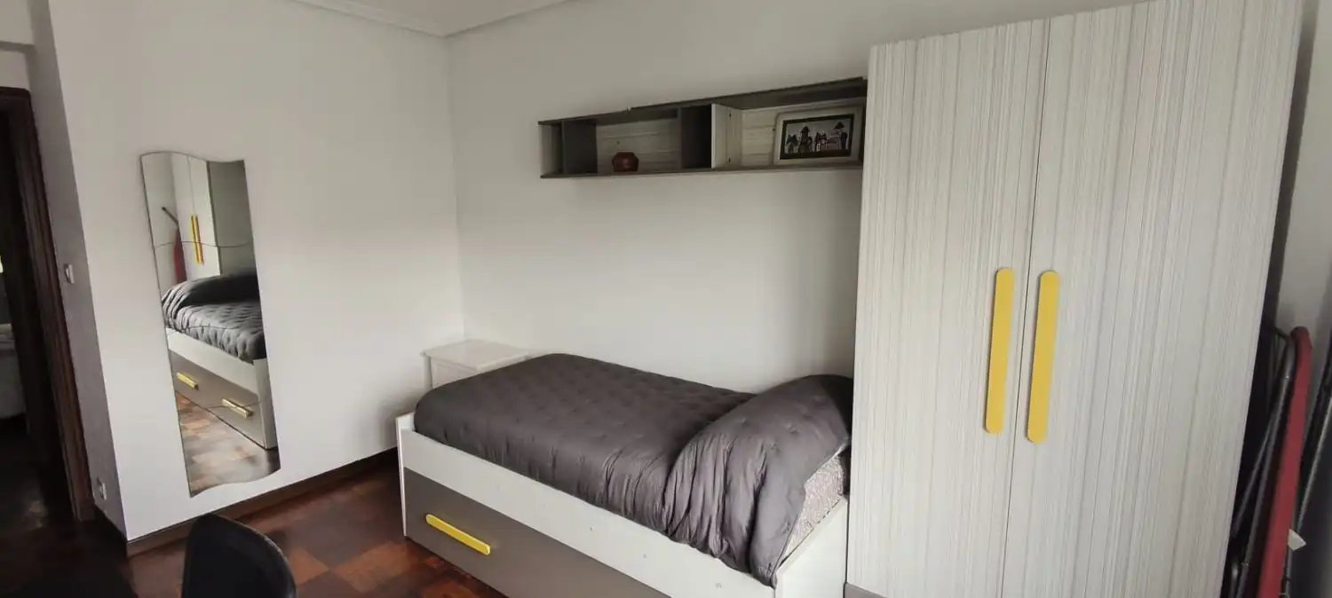 Bedroom of Flat for rent in Torrelavega   with Balcony