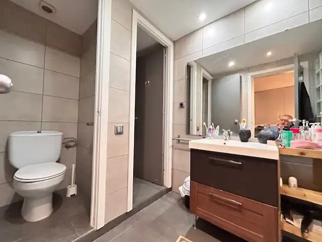Badezimmer von Wohnung zum Verkauf in Barcelona mit Klimaanlage, Privatgarten und Möbliert