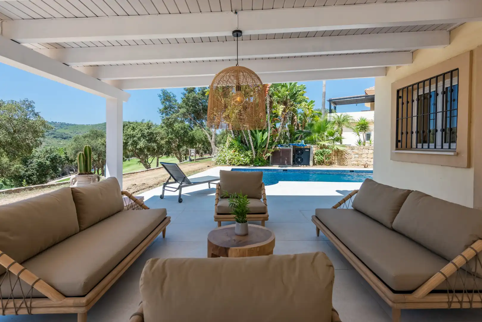 Terrasse von Erdgeschoss zum Verkauf in Sotogrande mit Klimaanlage, Privatgarten und Terrasse