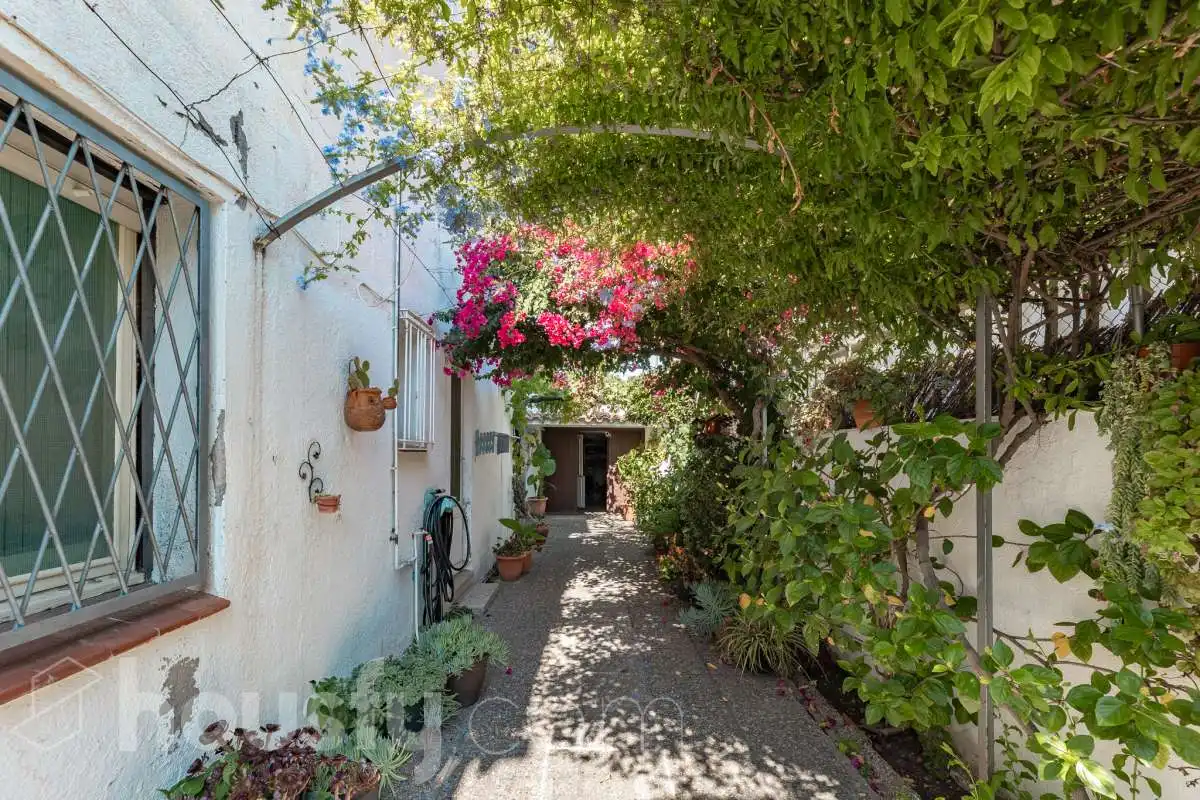 Vista exterior de Casa o xalet en venda en Castelldefels amb Jardí privat, Terrassa i Traster