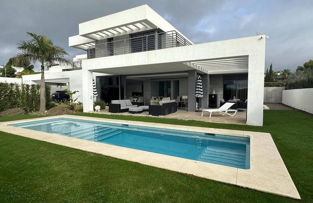 Swimming pool of House or chalet to rent in Estepona  with Air Conditioner, Private garden and Terrace