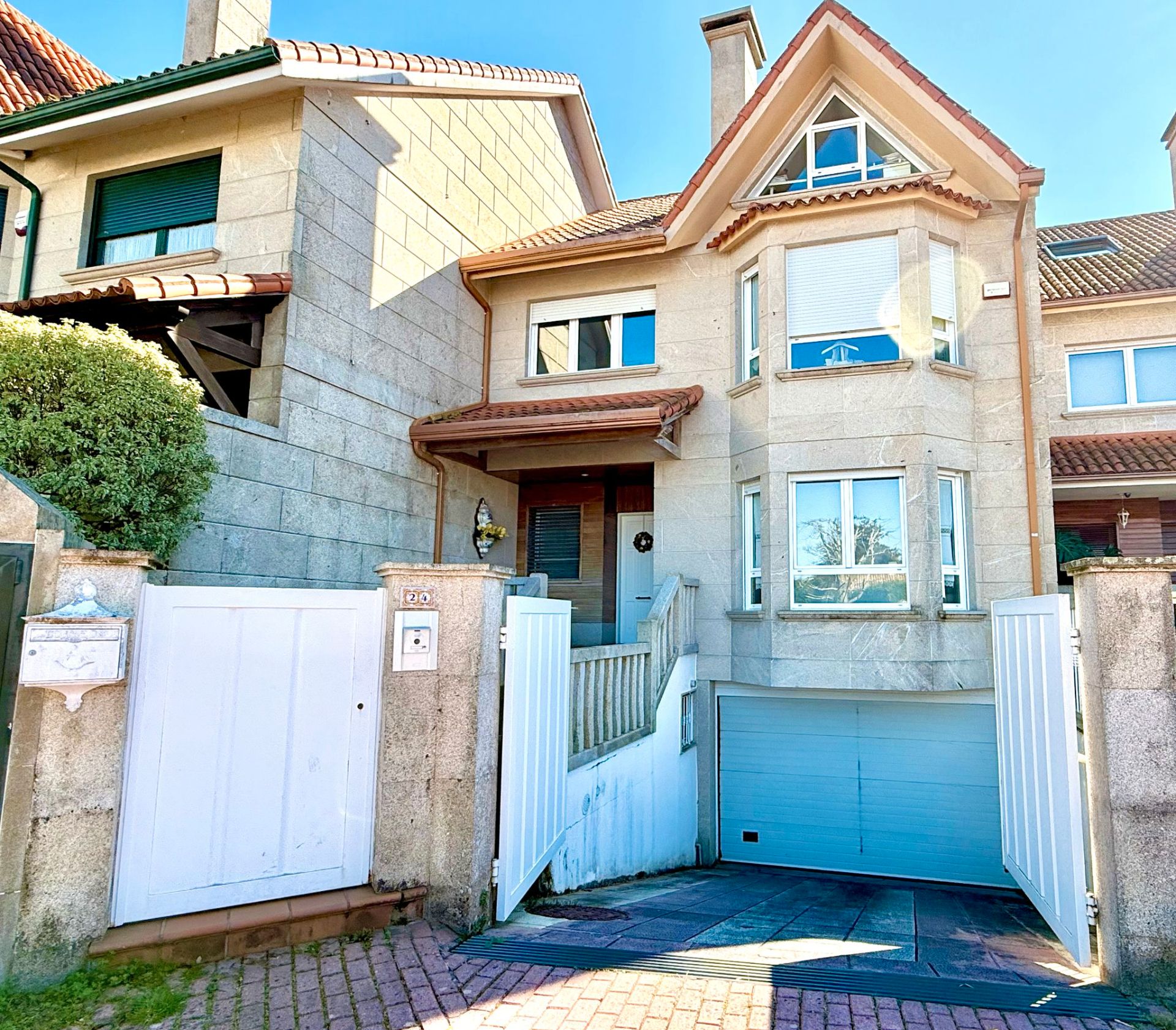 Außenansicht von Einfamilien-Reihenhaus zum Verkauf in Vigo  mit Heizung, Privatgarten und Parkett