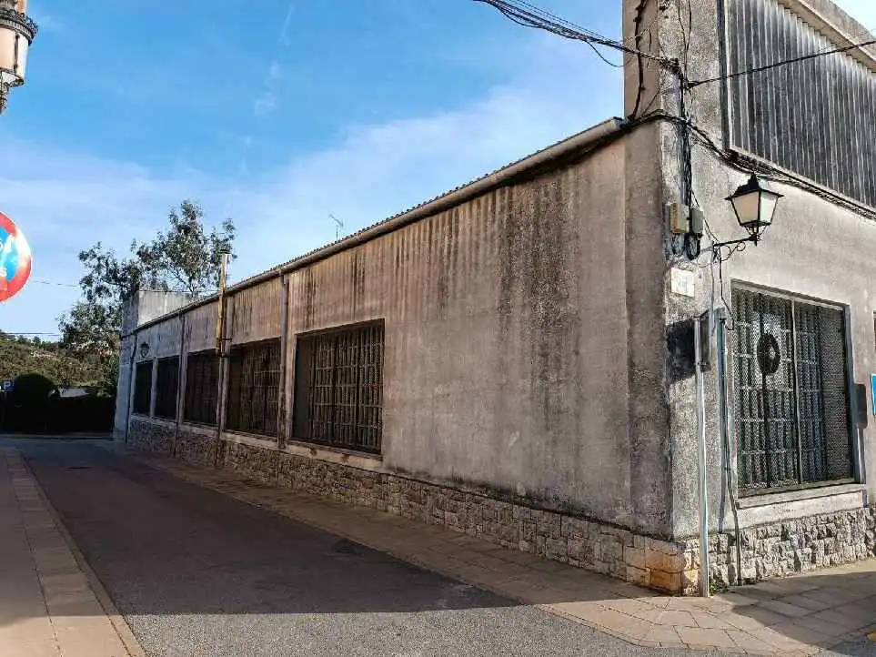 Vista exterior de Nau industrial en venda en Avinyonet del Penedès