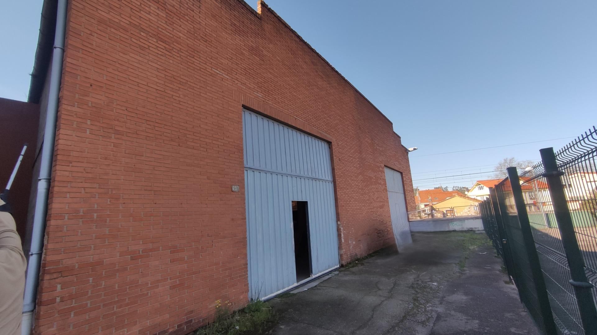 Außenansicht von Fabrikhallen zum Verkauf in Torrelavega 