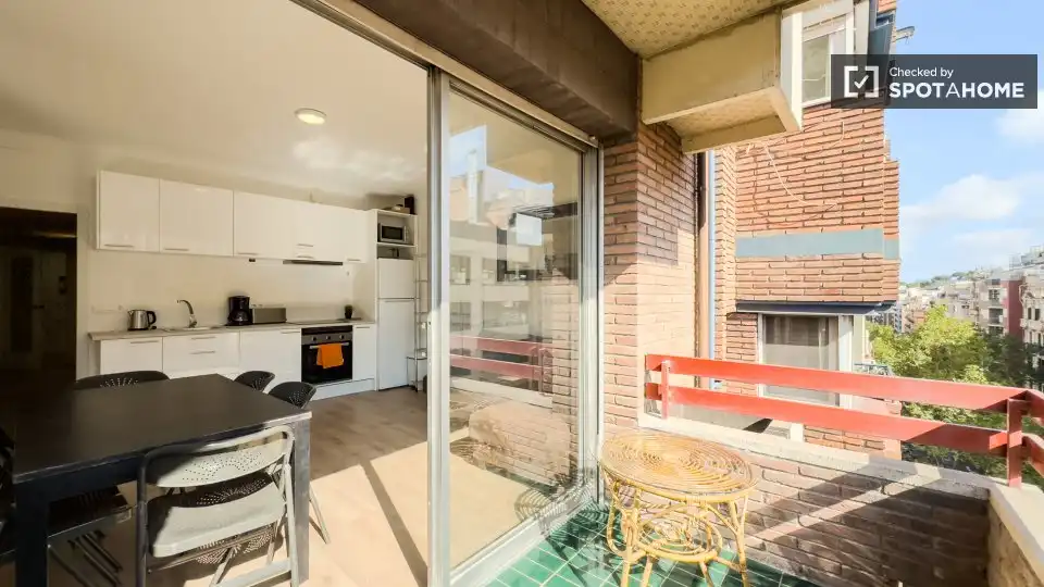 Terrassa de Pis per a compartir en Barcelona amb Aire condicionat, Calefacció i Moblat