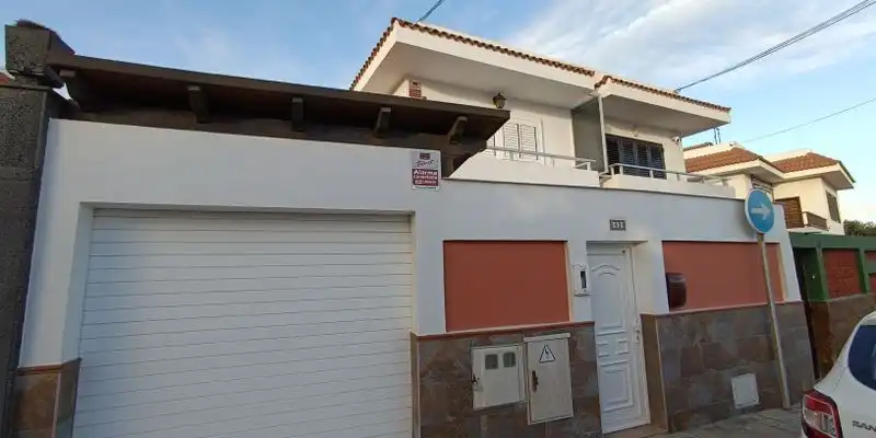 Vista exterior de Casa adosada en venta en Telde con Terraza, Trastero y Amueblado